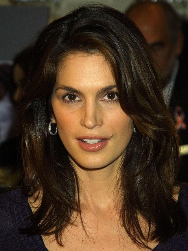 Foto-foto Kaia untuk iklan kampanye seperti refleksi Cindy Crawford di usia muda, saat ia masih aktif menjadi supermodel dunia. Mulai dari wajah, mimik hingga gesture memang sangat mirip dengan Cindy Crawford. Foto: Getty Images