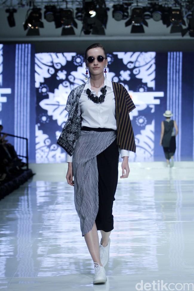 Baju batik bernuansa monokrom membuat penampilan ini lebih kekinian. Foto: Mohammad Abduh/Wolipop