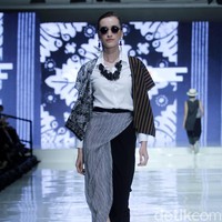 Baju batik bernuansa monokrom membuat penampilan ini lebih kekinian. Foto: Mohammad Abduh/Wolipop