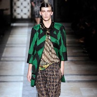 Busana rancangan Dries lainnya yang dihiasi motif batik. Koleksi tersebut ikut membuka pinta peluang bagi batik untuk go international. (Foto: Dok. Vogue)