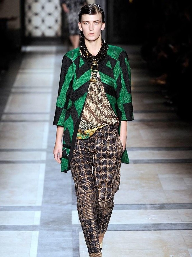 Busana rancangan Dries lainnya yang dihiasi motif batik. Koleksi tersebut ikut membuka pinta peluang bagi batik untuk go international. (Foto: Dok. Vogue)