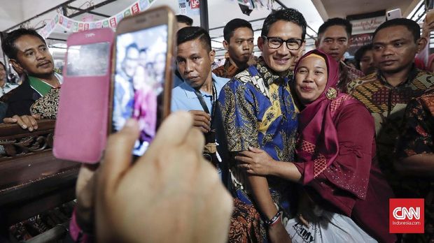 Sandiaga Uno berfoto dengan warga saat mengunjungi Thamrin City, Jakarta, Selasa (2/10).