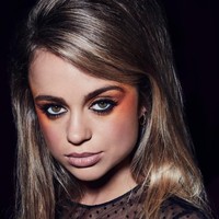 Di foto lain, putri yang juga dikenal stylish ini mengenakan tatanan rambut bouffant ala wanita tahun 60-an. Foto: dok. Illamasqua