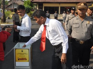 Polisi, TNI dan Mahasiswa Galang Dana Korban Gempa di Sulteng