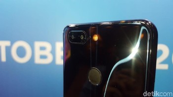 Penampakan bagian belakangnya yang juga ada pemindai sidik jarinya. Foto: Imron Rosyadi/detikinet