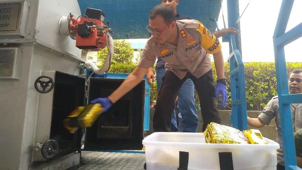 Barang bukti itu dari 2 pabrik sabu dan ekstasi di Cipondoh dan Bogor.