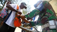 Sejumlah personel TNI dari Satgas Pamtas RI-PNG Yonif Para Raider 501 Kostrad di perbatasan PLBN Skouw saat melakukan razia.
