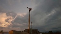 Tak kenal lelah, hingga petang para petugas terus berjuang memulihkan listrik.