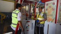 Corporate Secretary PT Pelita Air Service Alicia Irzanova mengatakan, selain SPBU portabel, Pelita Air telah mengirimkan 4.000 liter solar dari Terminal BBM Tarakan ke Palu. Pengiriman sudah dilakukan sebanyak dua kali. Dok. Pertamina.