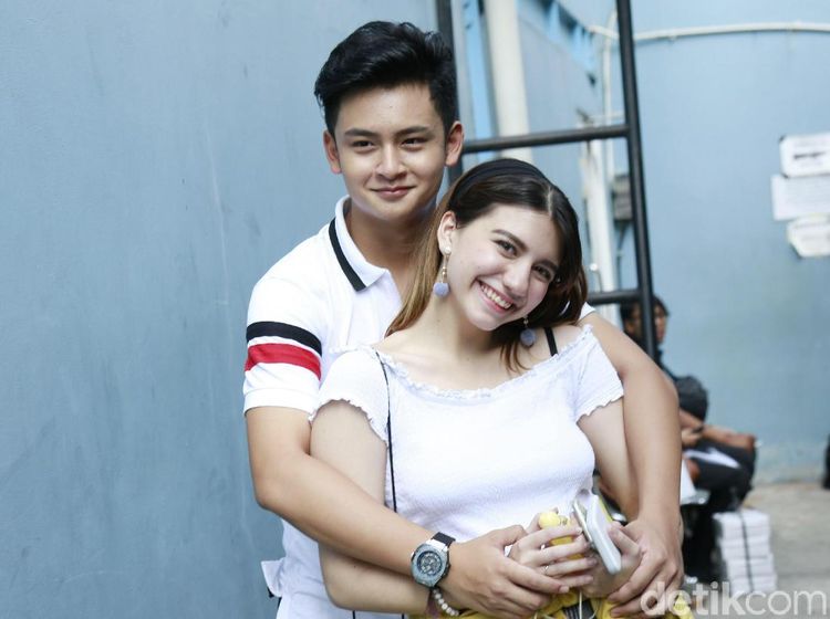 Sstt..Cassandra Lee dan Randy Martin Nempel Terus Nih!