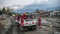 Pencarian korban meninggal terus dilakukan beberapa hari pasca kejadian. Para petugas seakan tak kenal lelah dalam melakukan tugasnya. (Foto: Dok. Getty Images)