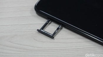 Mi A2 memiliki dua slot SIM Card yang masing-masing berukuran nano. Foto: detikINET/Agus Tri Haryanto