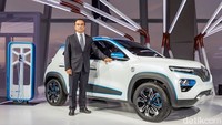 Chairman dan CEO Renault Carlos Ghosn berpose dengan Renault K-ZE di Paris, Prancis. Mobil listrik murah itu pertama kali akan meluncur ke China pada tahun 2019 kemudian mobil akan dirilis ke negara lain. Foto: Renault