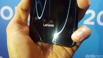 Logo Lenovo yang terlihat jelas di bagian bawah casing belakang. Foto: Imron Rosyadi/detikinet