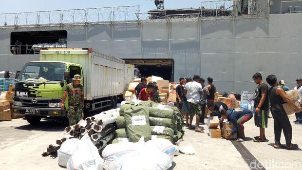 Kapal Angkatan Laut RI (KRI) dr Soeharso (990) bersandar di Pelabuhan Benoa, Bali.