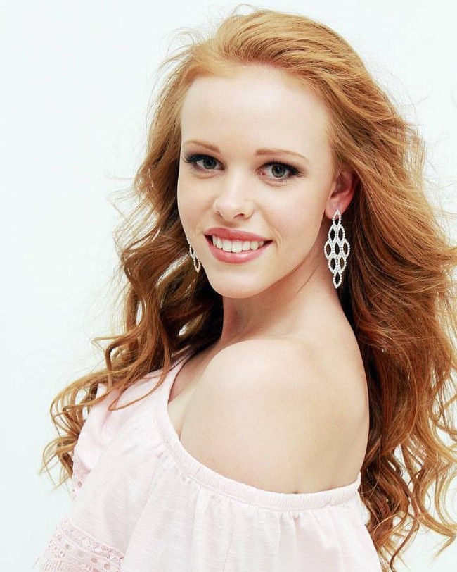 Saking miripinya, di media sosial sejumlah fans film Mean Girls mengaku tidak percaya jika yang dilihatnya ini bukan Regina George. Foto: Dok. Instagram/@clarisse.muller13