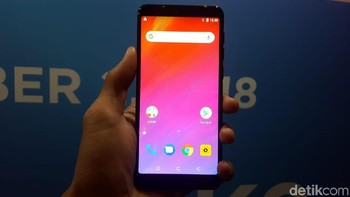 Hal ini ditambah dengan aspek rasio pada 18:9. Tapi screen to Body Ratio dari Lenovo K9 tidak besar, hanya 83,1%.  Hal ini disebabkan masih adanya dagu di bawah layar ponsel, serta ketiadaan notch di bagian atas. Foto: Imron Rosyadi/detikinet