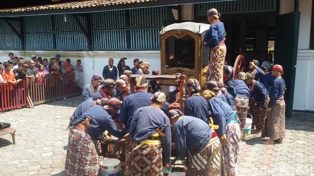 Melihat Ritual Jamasan Kereta Pusaka Keraton Yogyakarta