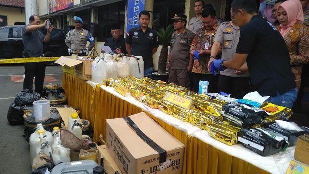  Barang bukti yang diamankan dan dimusnahkan hari ini meliputi sabu seberat 33 kg, pil ekstasi sebanyak 630 butir, ganja seberat 12,5 kg, serta bahan-bahan pembuat sabu yang terdiri dari pil neonapazin 8.164 butir, bahan serbuk 16.065 gram, dan bahan cair 92.200 ml.