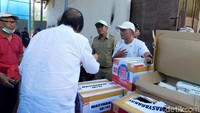 Tak hanya membawa makanan siap saji, Tahir juga membawa supermi dan air bersih, namun dalam kondisi yang terbatas.