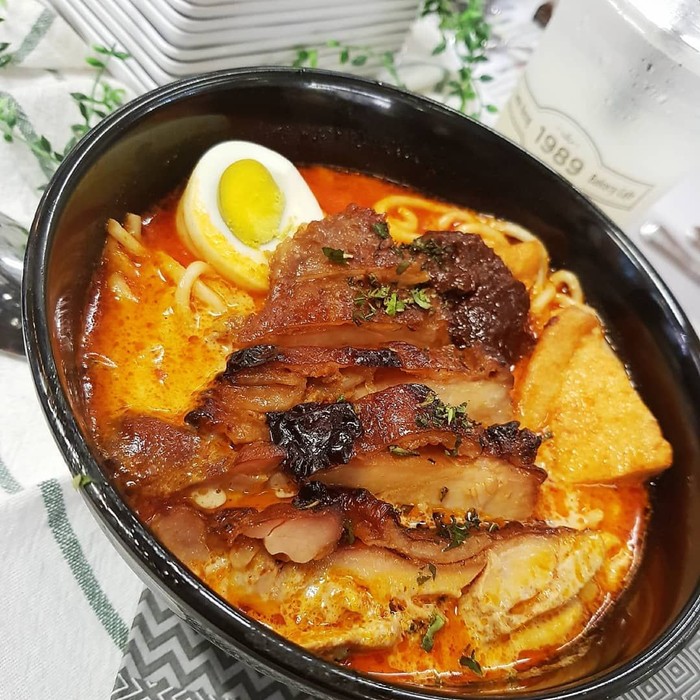 Udang dan Daun Laksa Bikin Laksa Singapura Unik dan Lezat