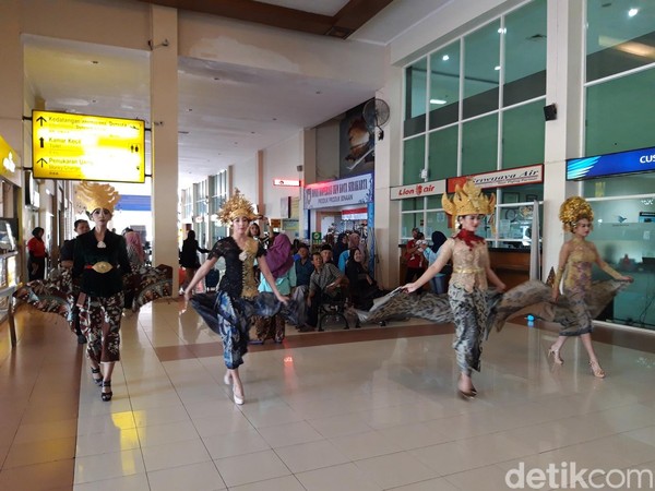 Motif-motif batik dari berbagai daerah itu memiliki filosofi sendiri-sendiri. (Ragil Ajiyanto/detikTravel) Motif-motif batik dari berbagai daerah itu memiliki filosofi sendiri-sendiri. (Ragil Ajiyanto/detikTravel)