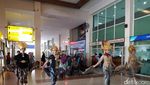 Foto: Lenggak-lenggok Model Berpakaian Batik di Bandara Adi Soemarmo