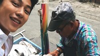 Ia juga tak pilih-pilih dalam melahap es krim. Yang penting judulnya es krim. Es krim yang dijual pedagang keliling juga ia sukai.  Foto: Instagram mark_prin