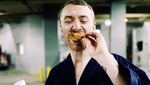 Iris Bawang hingga Ngemil Semangka, Ini Aksi Keren si Foodie Sam Smith