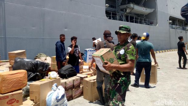  Kapal Angkatan Laut RI (KRI) dr Soeharso (990) bersandar di Pelabuhan Benoa, Bali.