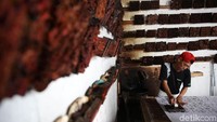 Pembuatan batik cetak ini berbeda dengan batik tulis. Batik cetak dibuat menggunakan cap atau stempel berukuran besar.