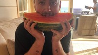Penyanyi berusia 26 tahun ini punya cara untuk mengatasi hari yang panas, ia akan mengonsumsi buah semangka segar. Tapi dalam porsi besar! Foto: Instagram @samsmith