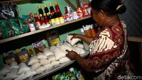 Banyaknya usaha yang dijalani Hana tersebut memperlihatkan bahwa kegiatan ekonomi juga bisa berjalan pesat walau tinggal di dekat wilayah perbatasan. Hana yang seorang perempuan asal Papua sangat giat untuk bisa mengembangkan berbagai usahanya.
