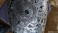 Dalam bengkelnya tersisa satu tangki yang diukir dengan gambar batik naga dan harimau bertuliskan victorius sebagai ikon bengkel.