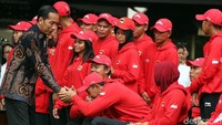 Jokowi menyalami para atlet Asian Para Games 2018.