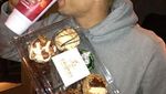 Sempat Dekat dengan Agnez Mo, Ini Pose Chris Brown Saat Makan Kepiting