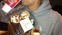 Penyanyi berusia 29 tahun ini, suka ngemil donat. Aneka donat manis ini menjadi pilihannya, apalagi jika ditambah dengan minuman bersoda yang masih dingin. Foto: Hollywood - Istimewa