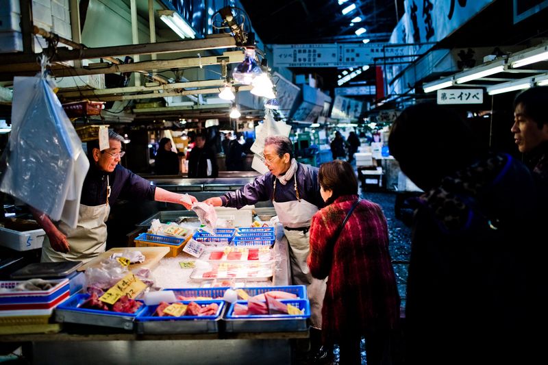 Pasar ikan Tsukiji Jepang sempat ramai dibahas karena menjadi acuan renovasi Pasar Kalibaru. Kini pasar ikan itu resmi ditutup. Yuk, lihat lagi Pasar Tsukiji.