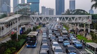 Pembangunan jembatan penyeberangan orang (JPO) Dukuh Atas terus dikerjakan, Rabu (3/10/2018).