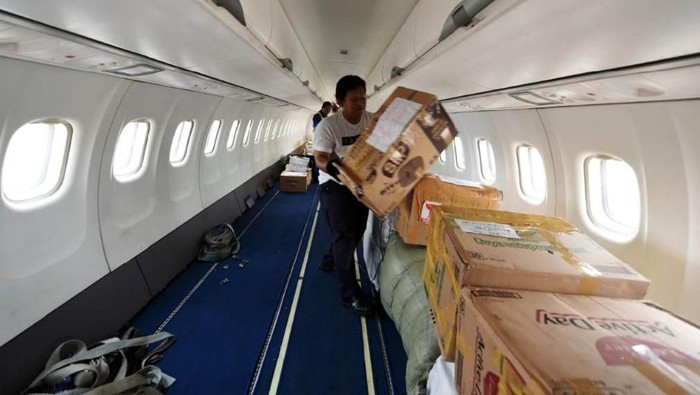 Pertamina mempercepat distribusi BBM ke daerah yang terdampak dengan menerbangkan SPBU Portabel. Pengiriman dilakukan dengan menggunakan Pelita Air Service ke kota Palu, Sulawesi Tengah.