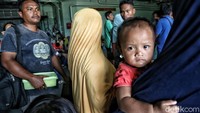 Warga mengungsi dengan mengajak keluarganya.