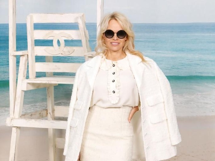 PARIS, FRANCE - OCTOBER 02:  Pamela Anderson attends the Chanel show at Le Grand Palais as part of Paris Fashion Week Womenswear on October 2, 2018 in Paris, France.  (Photo by Julien M. Hekimian/Getty Images for Chanel)