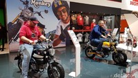 Varian yang bisa dikatakan paling menarik perhatian pengunjung booth Honda adalah Monkey. Motor imut yang menggendong mesin 125 cc itu dipamerkan dengan tiga varian warna, yaitu: kuning-putih; hitam-putih; dan merah-putih.