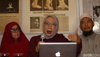 Ratna Sarumpaet menceritakan awal mula dia ke dokter bedah plastik hingga membuat kebohongan soal penganiayaan. Awalnya adalah saat dia menyadari wajahnya lebam.