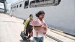 KRI Makassar Angkut Pengungsi Korban Gempa Palu