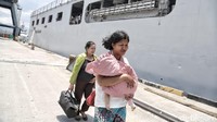 Para pengungsi memasuki KRI Makassar 590 secara bertahap.