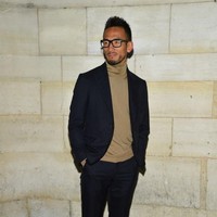 Mantan pesepakbola asal Jepang, Hidetoshi Nakata, juga tak melewatkan acara ini. Gaya dandy dengan turtle neck berbalut jas jadi andalannya. (Foto: Getty Images)