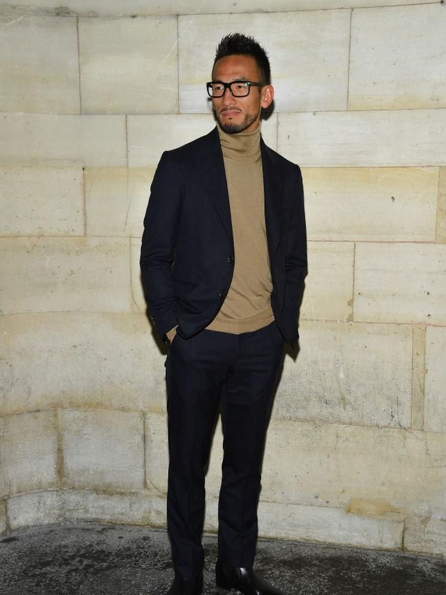 Mantan pesepakbola asal Jepang, Hidetoshi Nakata, juga tak melewatkan acara ini. Gaya dandy dengan turtle neck berbalut jas jadi andalannya. (Foto: Getty Images)