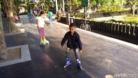 Anak-anak bisa bermain sepatu roda di lokasi ini. (Aditya Mardiastuti/detikTravel)