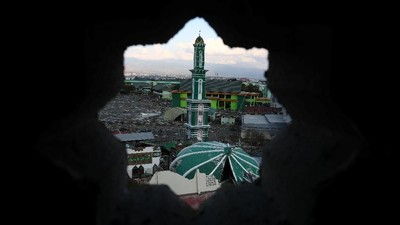 Diterjang Tsunami Menara Masjid Baiturrahman Kokoh Berdiri